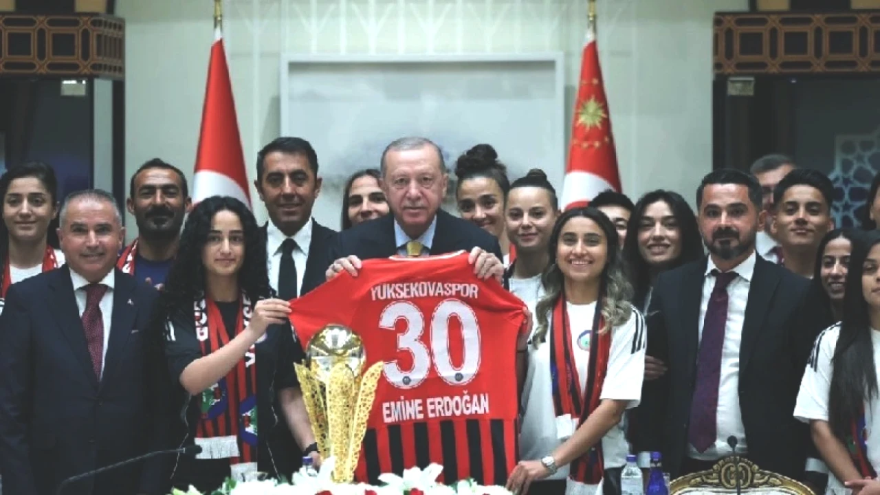 Erdoğan Yüksekovaspor Kadın Futbol Takımını Ağırladı: Yeni Başarılar İçin Umut Verdi!