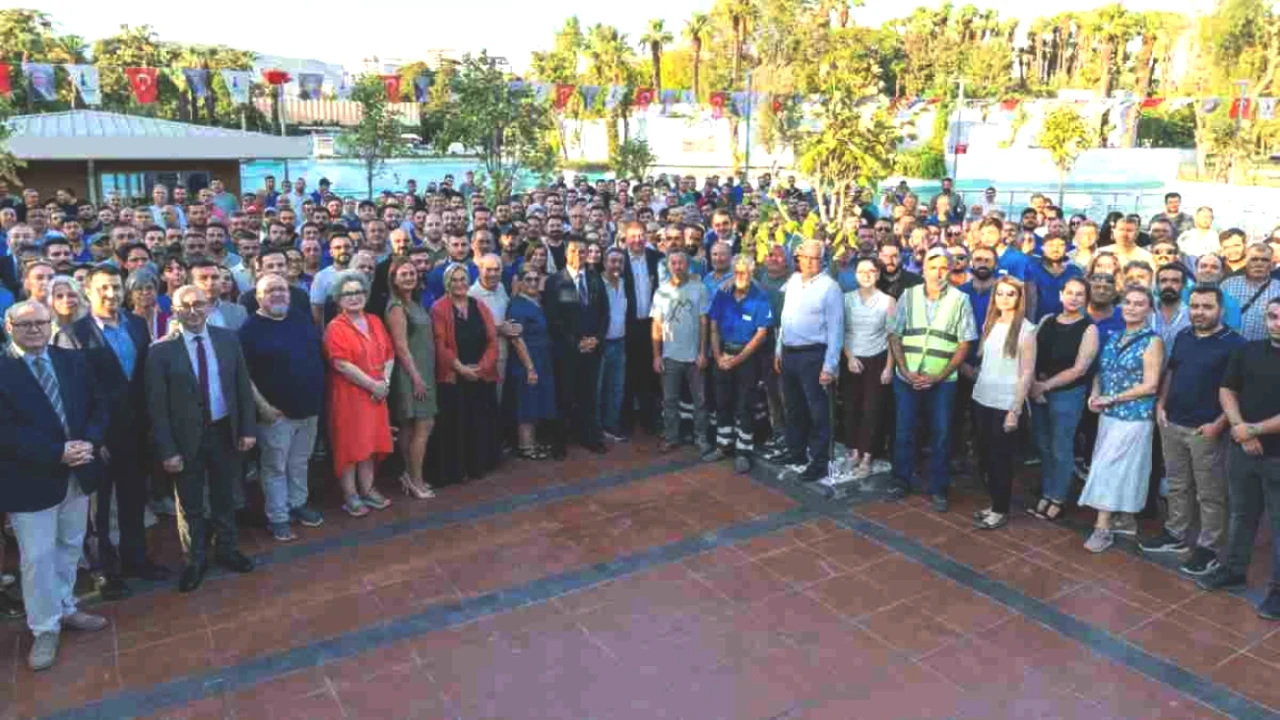 Başkan Tugay, Kültürpark Göl Gazinosu’nu İşçilerle Birlikte Büyük Bir Kutlama İle Açtı!