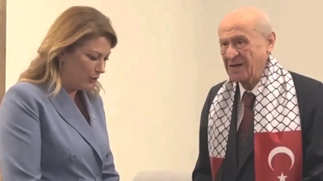 MHP Lideri Bahçeli ile CHP'li Vekil Arasındaki Göz Dolduran Diyalog! Meclis Sizinle Güzel