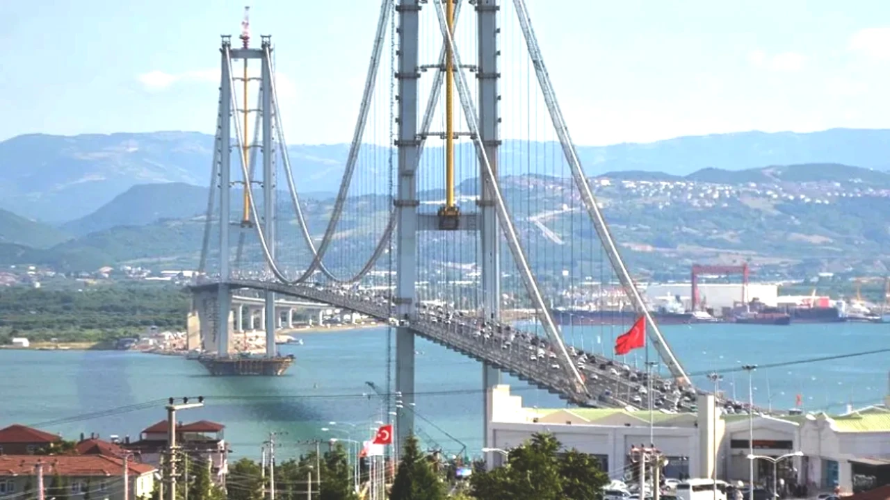 Osmangazi Köprüsü'nde Şok Düzenleme! 64 Metre Üstü Deniz Araçları Geçişe Kapandı