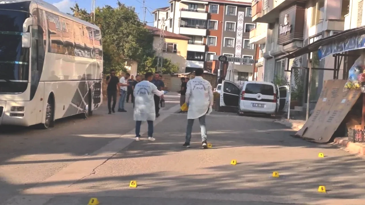 Şok Edici Olay: Arabada Kanlı İnfaz! 2 Kardeş Kurşun Yağmuruna Tutuldu!