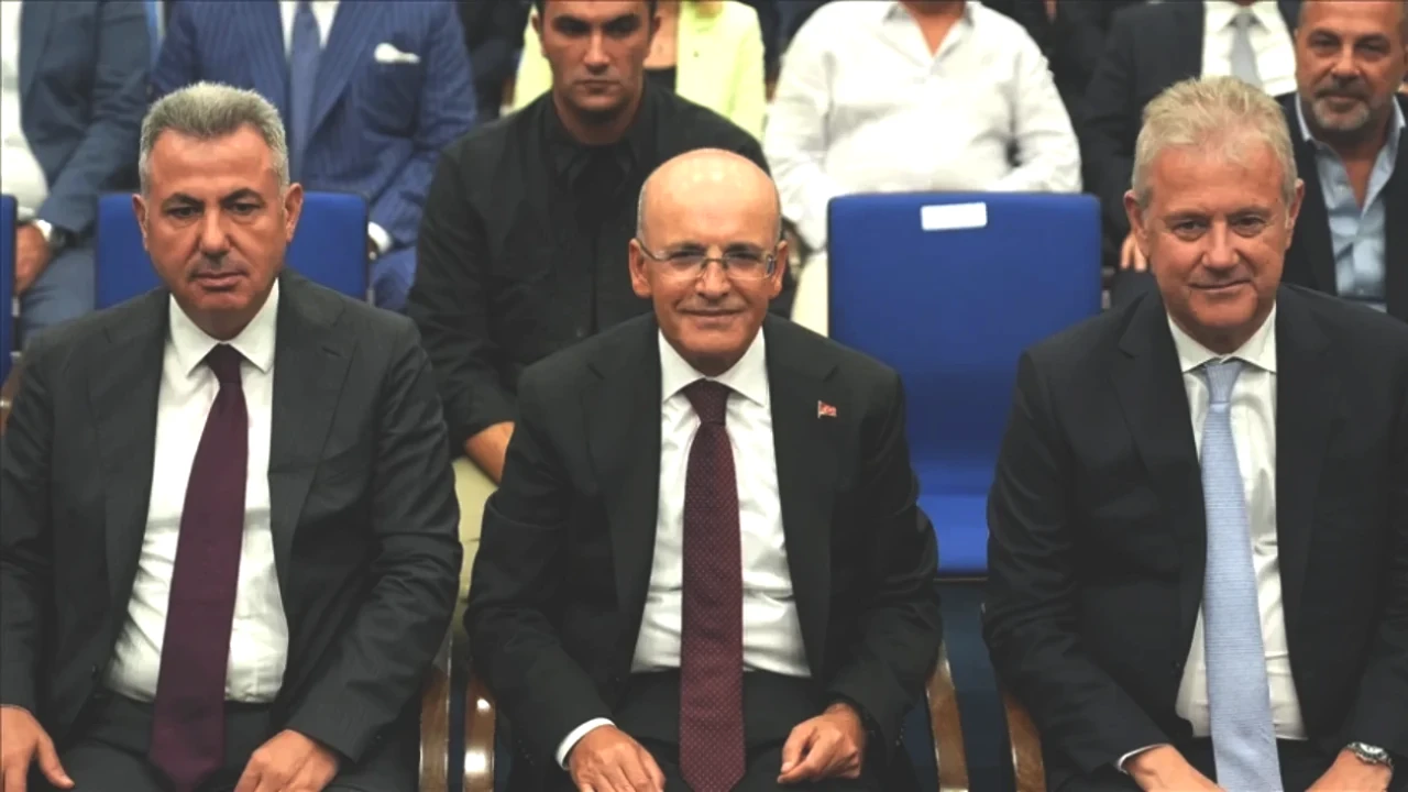 İzmir'de Ekonomi Zirvesi: Bakan Şimşek İş İnsanları ile Buluştu!