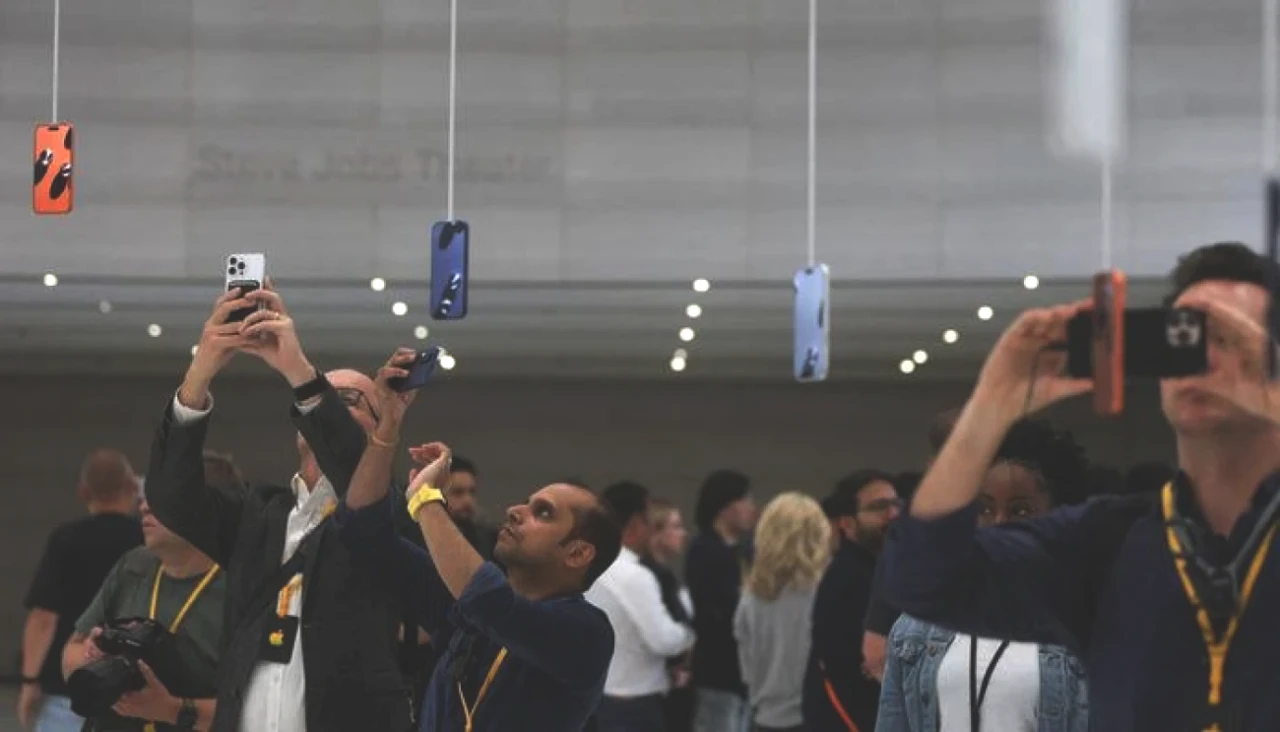 iPhone 17 Fiyatı Tartışılırken Apple'dan Şaşırtan Yeni 'Çapraz Askı' Ürünü! İşte Kaçırılmayacak Detaylar